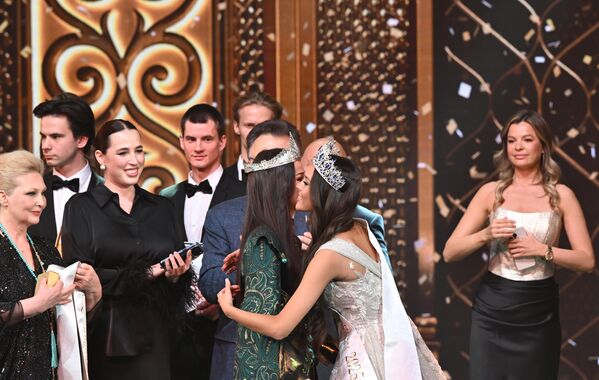 Победница такмичења из 2025. године Иделија Бадертдинова честита Амири Шариповој, која је победила ове године. - Sputnik Србија