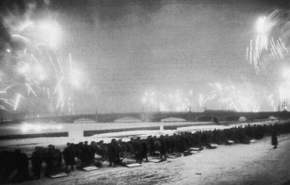 Почасна паљба у Лењинграду поводом потпуног укидања блокаде града. - Sputnik Србија