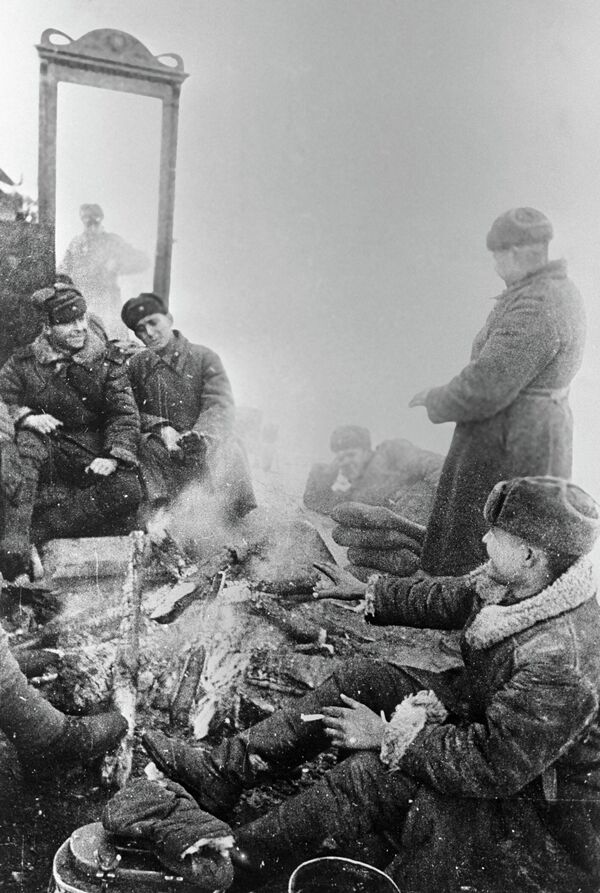 Велики отаџбински рат 1941–1945. Лењинградски фронт. Од разореног села остала је само једна нетакнута ствар - тоалетни сточић. - Sputnik Србија