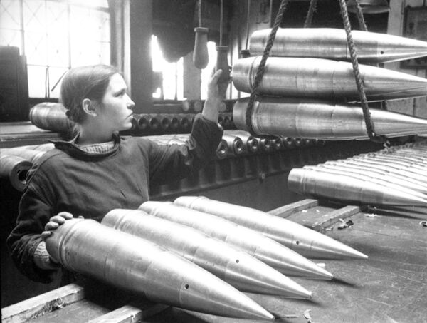 Велики отаџбински рат 1941–1945. Лењинграђани на радном фронту. Предузећа у ослобођеном Лењинграду настављају да снабдевају фронт муницијом. - Sputnik Србија