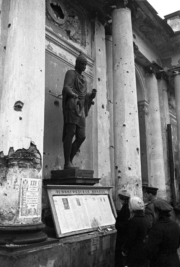 Велики отаџбински рат 1941–1945. Блокада Лењинграда. (8. септембар 1941 - 27. јануар 1944. године) Лењинграђани читају свеже вести. - Sputnik Србија