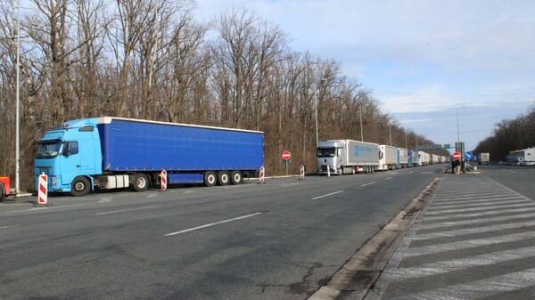 Превозници земаља Западног Балкана блокирају транспорт на теретним прелазима са земљама Шенгена - Sputnik Србија