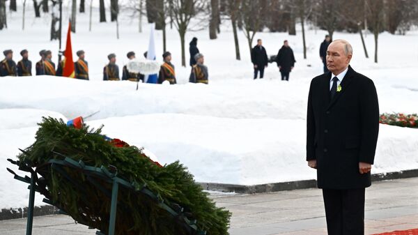 Predsednik Rusije Vladimir Putin polaže venac na spomenik poginulima u opsadi Lenjingrada - Sputnik Srbija