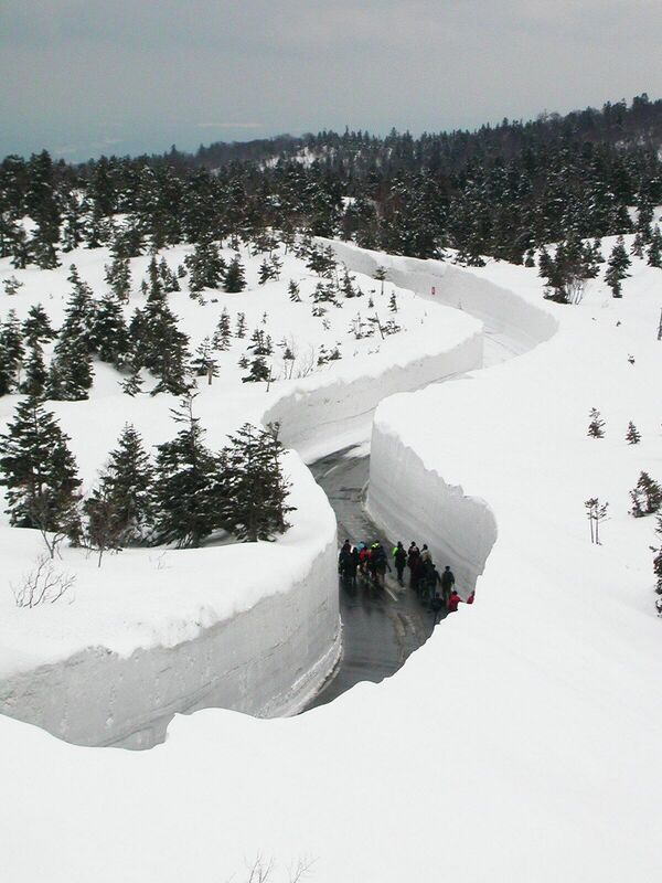 Високи снежни наноси у јапанском граду Аомори. Због близине океана и планина, лета су овде хладна и кишовита, а зиме топле, али веома снежне.  - Sputnik Србија