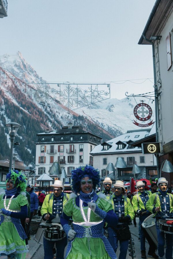 Шамони, алпски град у подножју Монблана са највише снега у Западној Европи центар је зимских спортова у Француској. Прве Зимске олимпијске игре одржане су овде 1924. године.  - Sputnik Србија