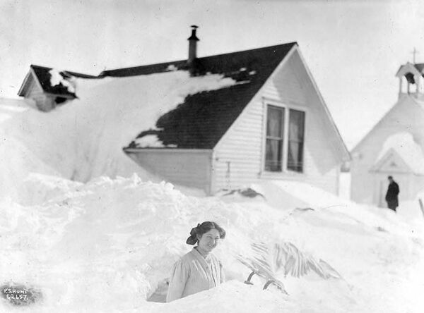 Валдез, град на југу Аљаске богат је рибом и снегом. Према оценама метеоролога, то је место са највише снега у Сједињеним Државама. Окружен планинама Чугач, град годишње прими 798 цм снежних падавина. - Sputnik Србија
