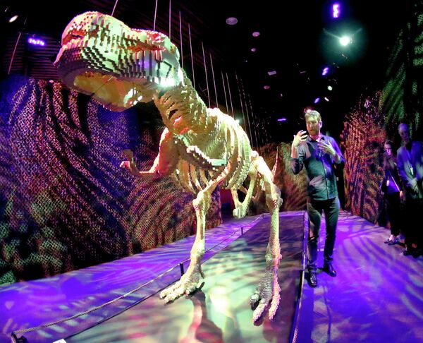 Лего уметник Натан Саваја говори о Лего скулптури Т. Рекса под називом „Диносаурус“ у својој изложби „Уметност цигле“. - Sputnik Србија