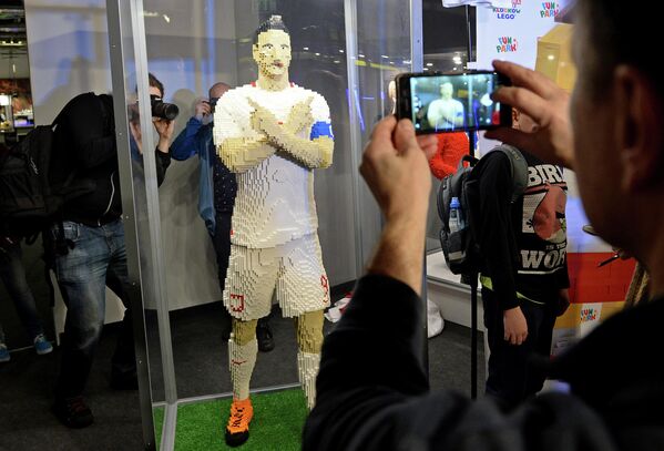 Фигура Роберта Левандовског у природној величини. - Sputnik Србија