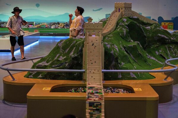 Реплика Кинеског зида састављена од Лего коцкица у Леголенду у Шангају. - Sputnik Србија