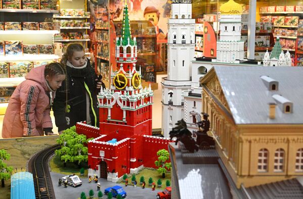 Изложбено дело у продавници играчака „ЦДМ Играчке“ у Москви. - Sputnik Србија