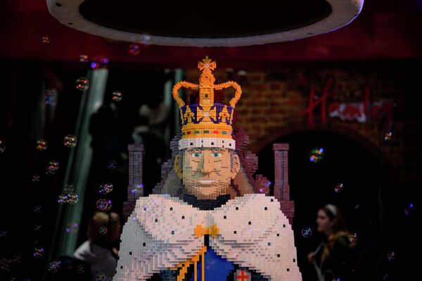Лего статуа краља Чарлса III у продавници играчака у центру Лондона. - Sputnik Србија