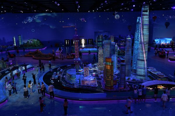 Посетиоци разгледају реплике култних зграда састављених од Лего коцкица у Леголенду у Шангају. - Sputnik Србија