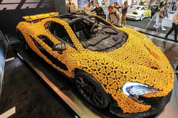 Спортски аутомобил марке „мекларен“ са каросеријом направљеном од 342.817 ЛЕГО коцкица изложен је у Салону аутомобила у Есену, у Немачкој. - Sputnik Србија