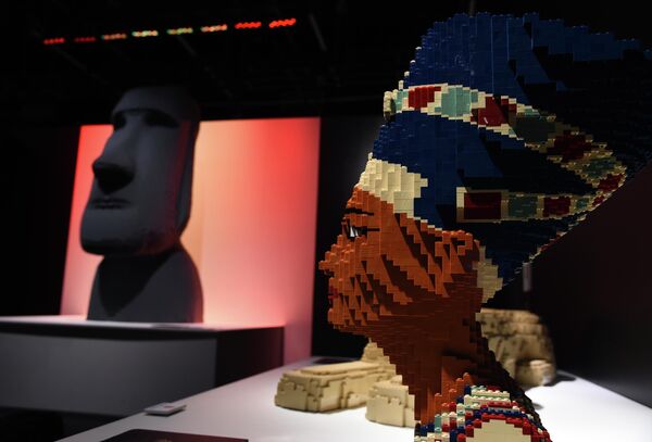 Лего скулптуре „Нефертити“, десно, и „Моаи“ . - Sputnik Србија