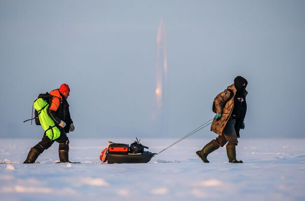 Рибари на залеђеном Финском заливу у Санкт Петербургу. - Sputnik Србија
