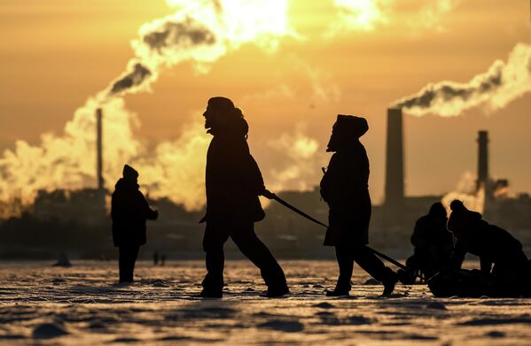 Становници залеђеног Финског залива у Санкт Петербургу. - Sputnik Србија