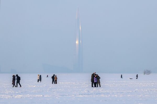 Грађани уживају док се у позадини види кула мултифункционалног пословног комплекса Лахта центар. - Sputnik Србија