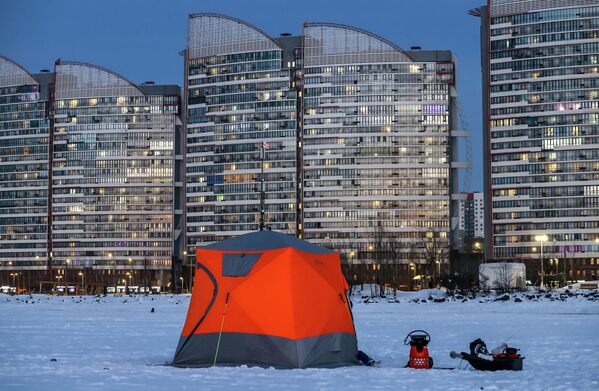 Зимски риболовни шатор постављен на залеђеном заливу. - Sputnik Србија