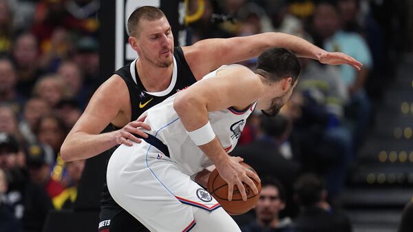 Nikola Jokić u duelu sa Ivicom Zupcem  - Sputnik Srbija