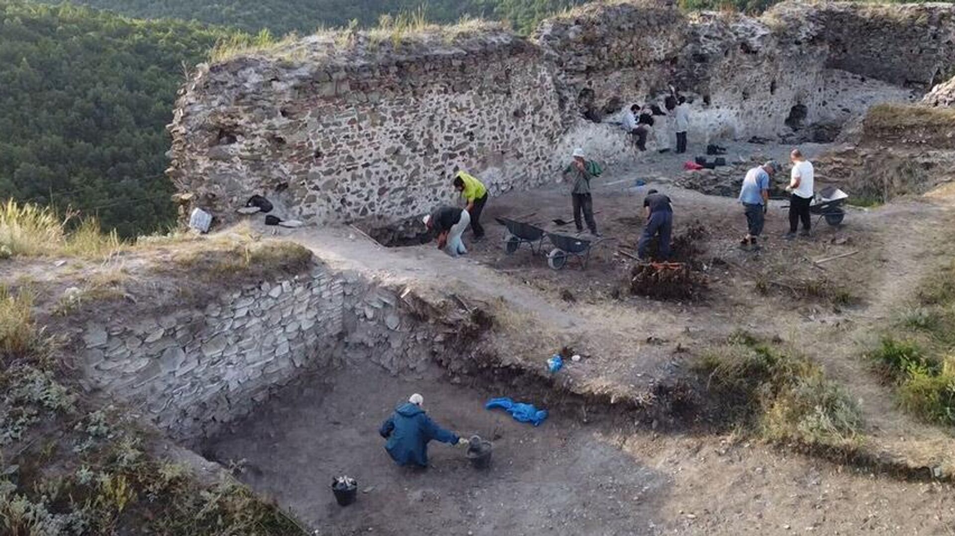 Археолози сарађују са локалном организацијом Еко Копријан чији чланови помажу да се планирани посао заврши у предвиђеном року Археолози сарађују са локалном организацијом Еко Копријан чији чланови помажу да се планирани посао заврши у предвиђеном року - Sputnik Србија, 1920, 01.02.2026