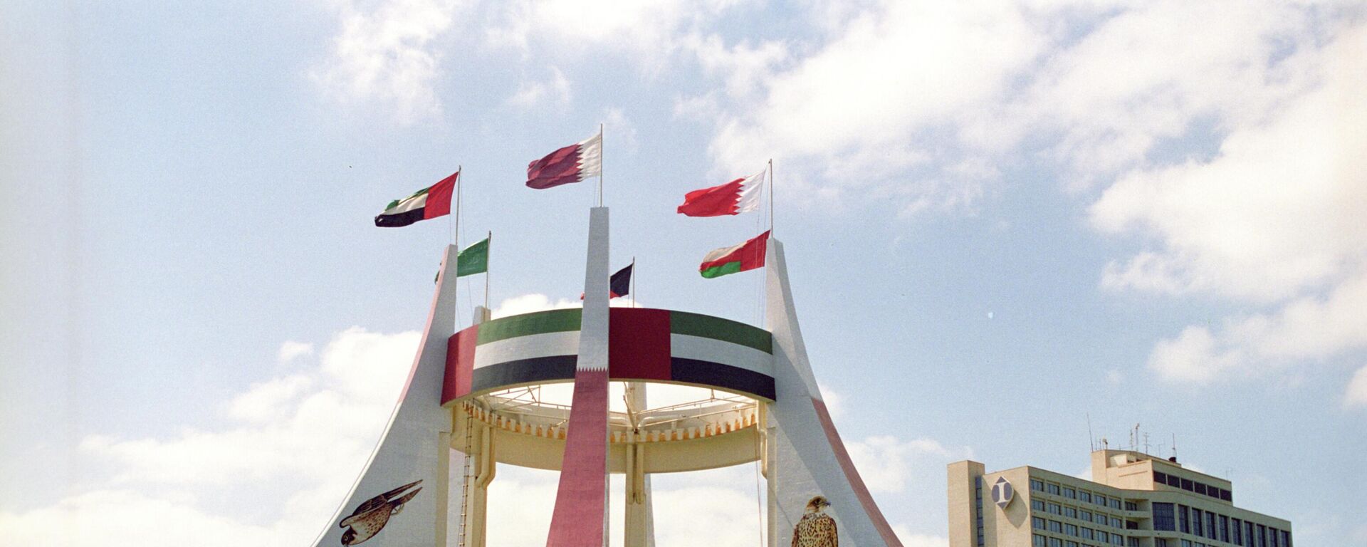 Памятник в честь создания независимого федеративного государства ОАЭ и флаги семи эмиратов: - Sputnik Србија, 1920, 01.02.2026