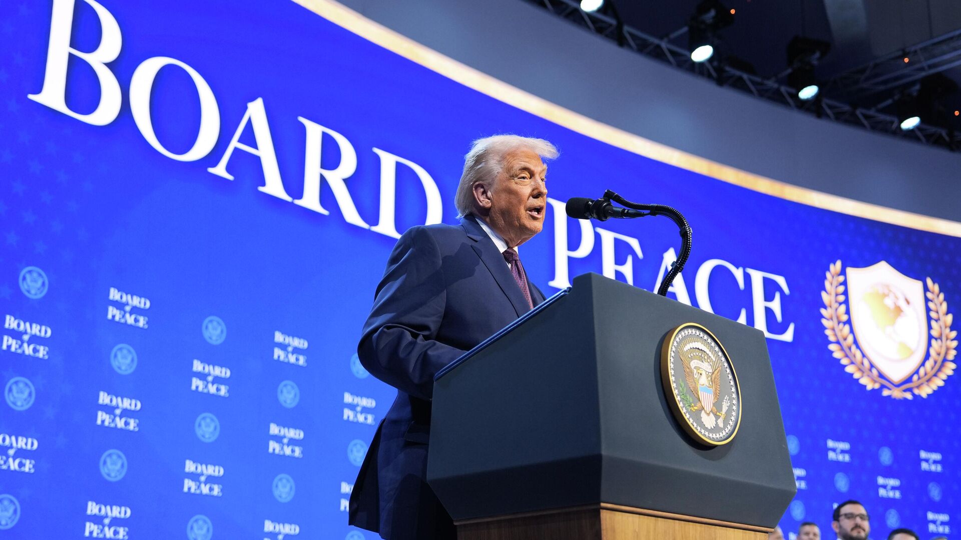 Президент США Дональд Трамп выступает перед учреждением Совета мира на Всемирном экономическом форуме в Давосе - Sputnik Србија, 1920, 02.02.2026