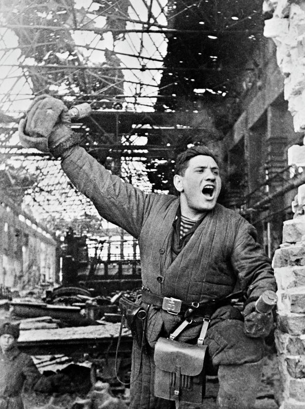 Наредник Павел Јаковљевич Голдберг, командант митраљеског вода 241. стрељачког пука 95. стрељачке дивизије, у једној од радионица уништене фабрике „Барикади“. Наредник Павел Јаковљевич Голдберг, командант митраљеског вода 241. стрељачког пука 95. стрељачке дивизије, у једној од радионица уништене фабрике „Барикади“. - Sputnik Србија