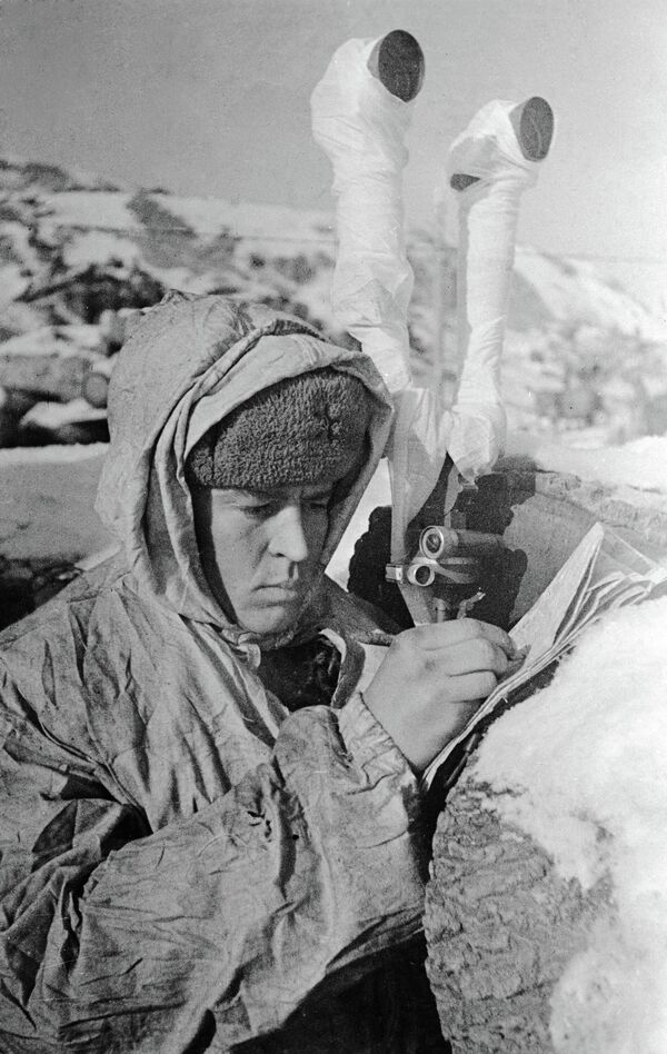 Командант минобацачке батерије, млађи поручник Григориј Јерофејев, уноси податке у дневник осматрања. Командант минобацачке батерије, млађи поручник Григориј Јерофејев, уноси податке у дневник осматрања. - Sputnik Србија