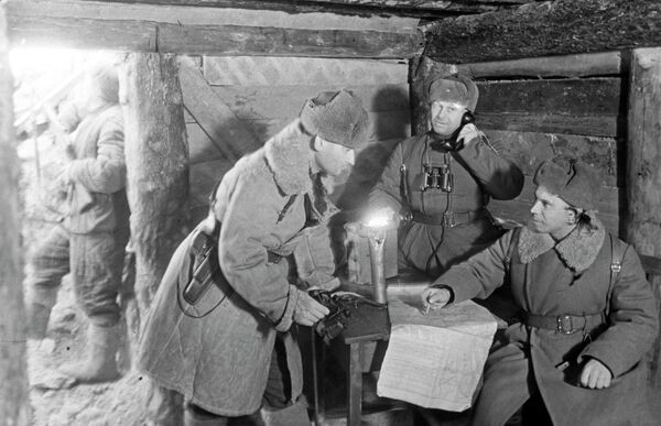 У земуници 284. гардијске стрељачке дивизије пуковника Николаја Батјука. Начелник штаба Александар Садовски и начелник штаба артиљерије командног места постављају борбени задатак. У земуници 284. гардијске стрељачке дивизије пуковника Николаја Батјука. Начелник штаба Александар Садовски и начелник штаба артиљерије командног места постављају борбени задатак. - Sputnik Србија