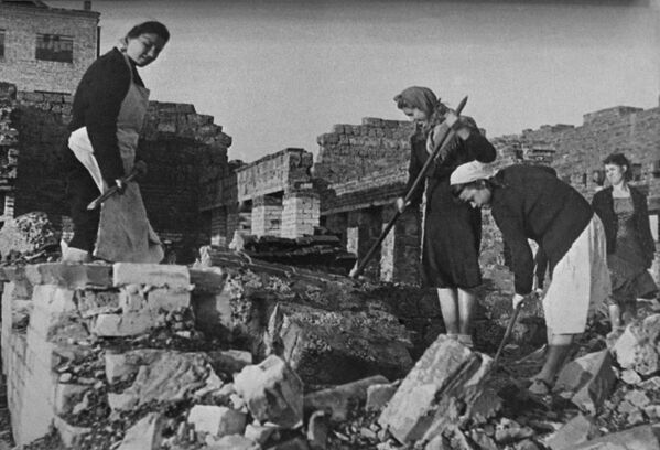 Обнова Стаљинграда неколико месеци након завршетка Стаљинградске битке. Жене раде на улицама разореног града, чистећи рушевине стамбених зграда. Обнова Стаљинграда неколико месеци након завршетка Стаљинградске битке. Жене раде на улицама разореног града, чистећи рушевине стамбених зграда. - Sputnik Србија