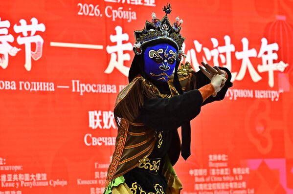 Једна од најатрактивнијих тачака, било је извођење  древне традиционалне кинеске драмске вештине мењања лица (Биан Лиан). Тајна промене лица преноси се са генерације на генерацију унутар породица и нису доступне странцима - Sputnik Србија