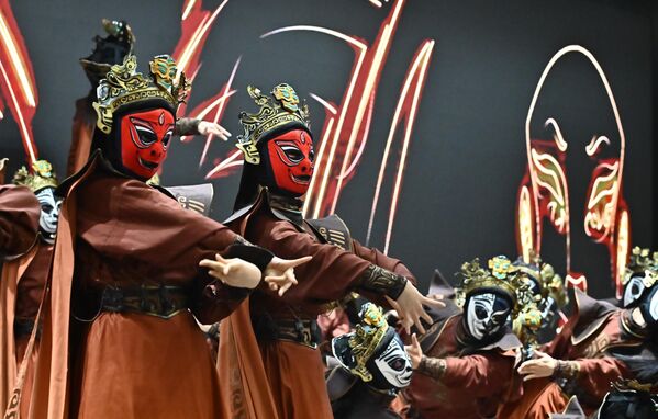 Ова древна вештина, стара око 300 година, омогућава извођачима да промене живописне маске скоро тренутно, покретом руке или главе, без знања публике како се то дешава. - Sputnik Србија