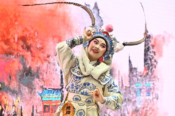 Стилизованим покретима, гестовима и покретом тела дочаравају се радње као што су јахање коња, веслање чамца или отварање врата без коришћења реквизита и сценских ефеката  - Sputnik Србија