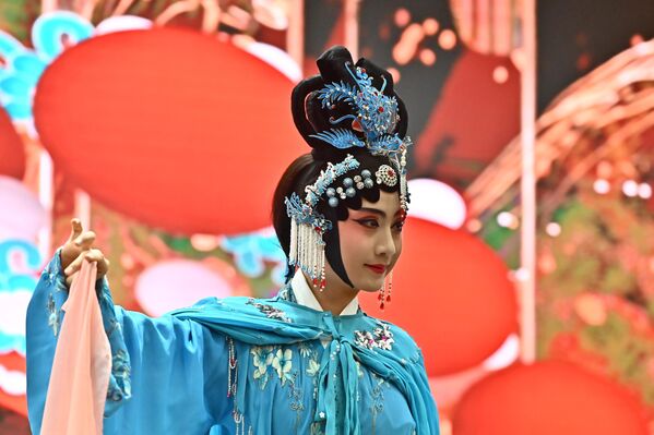 Плава представља чврстину и одлучност, жута- окрутност и тиранију, Црна - чврстину и интегритет, зелена- витештво и праведност, док златно и сребрно лице представља светост и величанственост. - Sputnik Србија