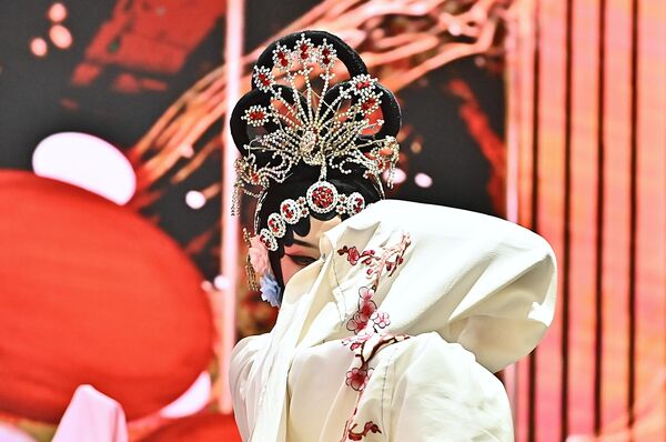 Одећа се често модификује како би се глумци могли лакше кретати на сцени  Једна од особености  опере су дуги рукави од свиле (водени рукави).  - Sputnik Србија