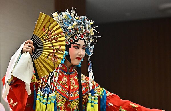 Сечуанска опера је врста кинеске опере настала у провинцији Сечуан око 1700. Године, а постала је потпуно развијена и препознатљива средином 19. века - Sputnik Србија