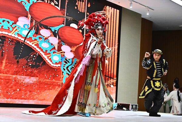 Извођачи носе костиме са јасним разликама у боји и детаљима који означавају статус, карактер и личност лика.  - Sputnik Србија