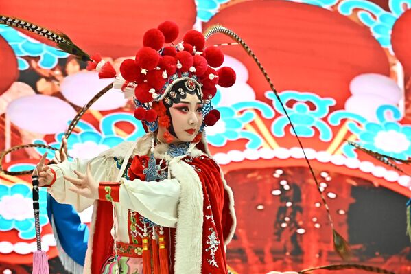  Црвена боја костима симболизује племенитост, храброст, лојалност и моћ  - Sputnik Србија