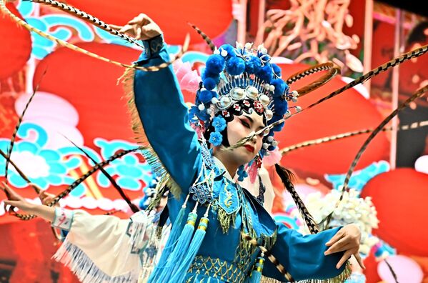 Кинеска опера представља уметничку форму која комбинује музику, вокално извођење, мимику, плес и акробатику  - Sputnik Србија