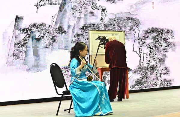 У оквиру програма, публика је могла да види и сликарско умеће Жанг Бина који је насликао коња у трку током извођења музичке нумере(4-5 мин). Музичка нумера којом је верно дочаран коњски галоп извођена је на Ерху- кинеском гудачком инструменту који  је у свету познат као кинеска гусла или кинеска виолина  - Sputnik Србија