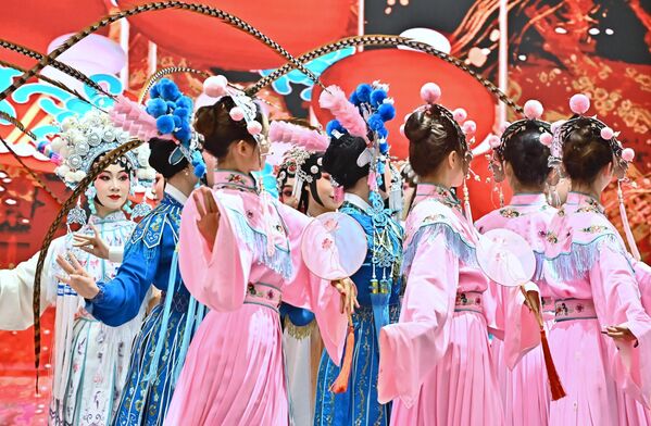 Поред централних ликова сценског комада, извођачке трупе имају и бројне секундарне и терцијарне извођаче. - Sputnik Србија