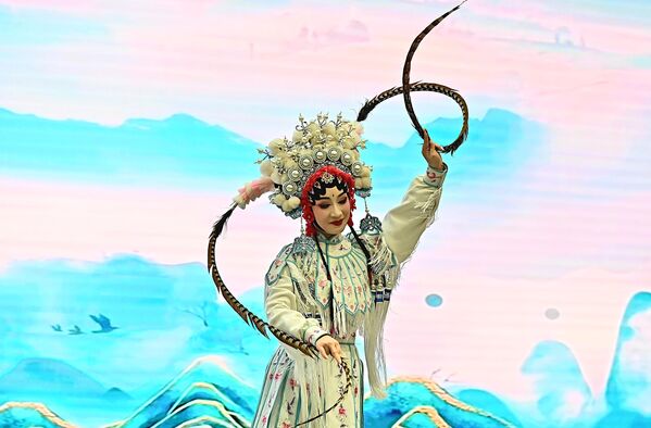 Извођачи су са својим  живописним костимима једина фокусна тачка на карактеристично углавном празној сцени - Sputnik Србија