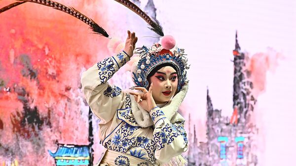 Povodom obeležavanja kineske Nove godine, Vlada Republike Srbije, Ambasada Narodne Republike Kine u Srbiji, Kineski kulturni centar i Institut za pojas i put organizovali su u Kineskom kulturnom centru prijem na kome su  predstavljene aktivnosti manifestacije „Srećna kineska Nova godina 2026“ - Sputnik Srbija