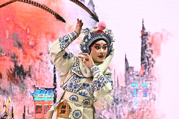 Поводом обележавања кинеске Нове године, Влада Републике Србије, Амбасада Народне Републике Кине у Србији, Кинески културни центар и Институт за појас и пут организовали су у Кинеском културном центру пријем на коме су  представљене активности манифестације „Срећна кинеска Нова година 2026“ - Sputnik Србија