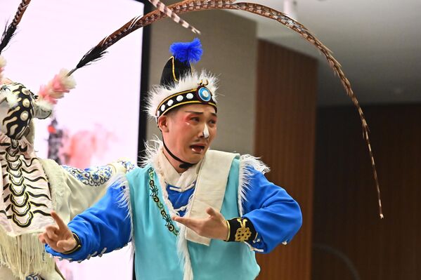 Сечуанска опера је сличнија представи него други облици кинеске опере, а глума је веома углађена. Опера има четири главна типа улоге: шенг (господин), дан (жене), ђинг (груби мушкарци) и чоу (кловнови) - Sputnik Србија