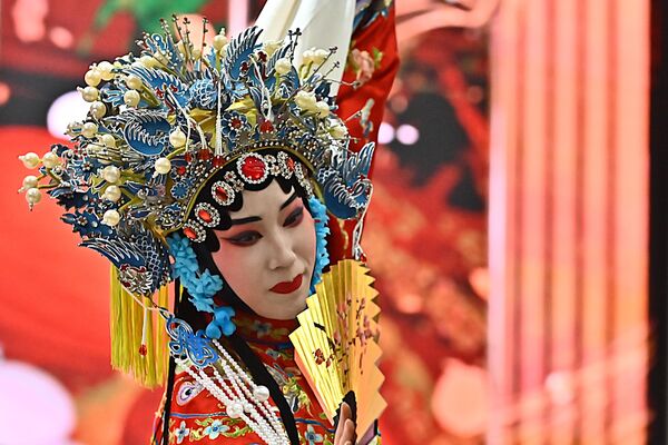 Сложена шминка на лицу и китњасти украси за главу су кључни елементи који помажу у идентификацији лика и његових емоција - Sputnik Србија