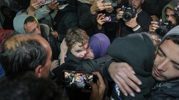 Ženщina obnimaet odnogo iz svoih vnukov posle togo, kak oni vernulisь v Gazu posle dolgoždannogo otkrыtiя KPP Rafah, v bolьnice Naser v Han-Юnise, na юge sektora Gaza - Sputnik Srbija