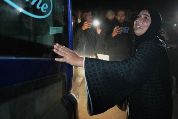 Izrael će daljinski nadgledati izlazak stanovnika Gaze u Egipat. Iz kontrolne sobe, izraelski oficiri, koristeći softver za prepoznavanje lica, proveriće da li su oni koji napuštaju Pojas na listi odobrenih imena i otvoriće kapiju na prelazu kako bi ih pustili da prođu. - Sputnik Srbija