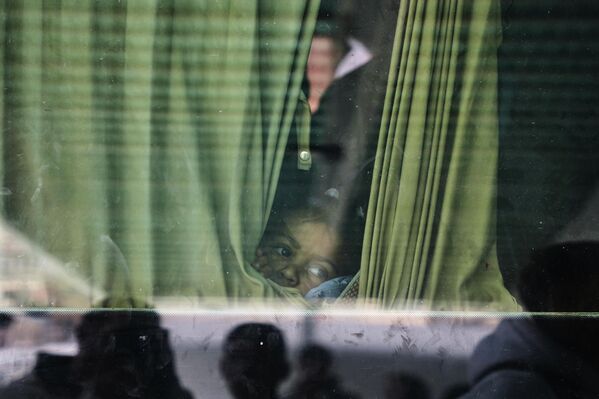 Ulazak u Gazu iz Egipta će, međutim, uključivati izraelsku bezbednosnu proveru. Ti Palestinci će stići na kontrolni punkt Izraelskih odbrambenih snaga (IDF) nakon što prođu kroz prelaz Rafa. Tek nakon toga biće im dozvoljeno da nastave ka područjima Gaze koja kontroliše Hamas. - Sputnik Srbija