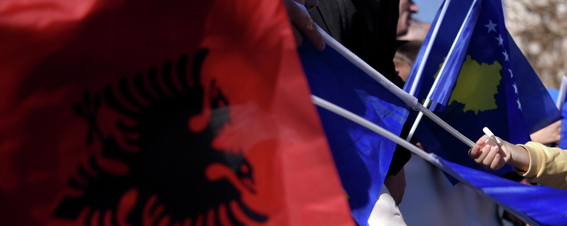 Застава Албаније и такозваног Косова - Sputnik Србија, 1920, 03.02.2026